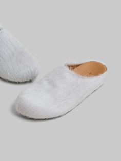 Fussbett sabot in long-haired calfskin. Leather anatomic insole. Ribbed rubber sole. Luxury Clogs With Rubber Sole And Round Toe, Marni Fur Slides Outfits, Marni Fussbett, Marni Clogs, Marni Fur Slides, Sheepskin Slip-on Slippers With Rubber Sole, Heel Accessories, Flat Heel Boots, Trunk Bag