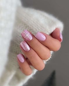 43 Festive Short Christmas Nails You Can't Miss To Recreate This Christmas Season - With Houna Nail Art Noel, Ideas Navideñas, Milky Nails, Nagel Tips, Cute Christmas Nails, Christmas Nails Easy, Christmas Gel Nails, Summery Nails, Her Nails