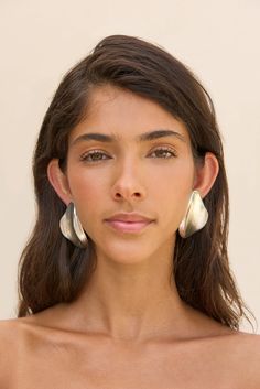 Designed from the shape of a flower petal, the Erin Earring is a silver-toned brushed brass clip-on style. — Silver-toned brushed brass — Clip-on — Lightweight Summer Palette, Silver Statement Earrings, Silver Jewelry Earrings, Flower Petal, Antique Earrings, Brushed Brass, The Shape, Flower Petals, A Flower