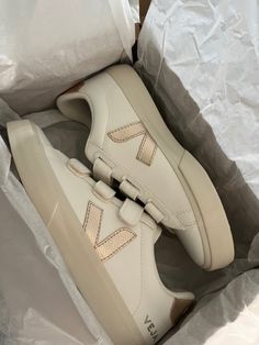 Vejas Sneaker, Veja Recife Outfit Women, Veja Sneakers Aesthetic, Clean Girl Sneakers, Veja Recife Outfit, Clean Girl Shoes, Golden Goose Preppy, Old Money Sneakers