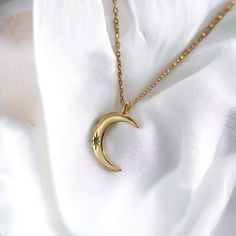 Complete your perfect look with the moon necklace from Vielring. The minimalist half moon necklace gold belongs to our necklace category. The perfect gift for you or a loved one. ∙Within Germany, shipping is free and will be sent within one working day∙. - Material: solid 925 sterling silver, 18k gold-plated - Length: 45 cm - Width: 1,5 mm - Finish: sterling silver ∙ 18k gold plated - All our items are made by hand, with love and care.♡ ∙Packaging∙ - All orders are packed by us in a high-quality Everyday Half Moon Phase Necklace, Minimalist Half Moon Necklace With Adjustable Chain, Celestial Half Moon Necklace For Everyday, Everyday Half Moon Charm Necklace, Celestial Crescent Necklace For Everyday, Everyday Celestial Half Moon Necklace, Everyday Celestial Crescent Necklace, Minimalist Everyday Necklaces With Moon Phase, Minimalist Jewelry With Adjustable Half Moon Chain