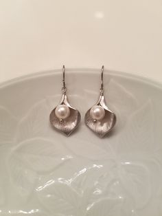 Beautiful earrings made with calla lily adorned with swarovski birthstone. Lilly measures 13mmx18mm matching necklaces; Listing: https://www.etsy.com/listing/97175517/birthstone-calla-lily-lariat Listing: https://www.etsy.com/listing/97729835/five-leaf-branch-and-calla-lily-lariat-1 Listing: https://www.etsy.com/listing/98636696/personalized-initial-calla-lilly starts from top left: 1 - Garnet - January 2 - Amethyst - February 3 - Aquamarine - March 4 - Crystal - April 5 - Emerald - May 6 - Pear Elegant Birth Flower Jewelry For Anniversary, Classic Wedding Jewelry With Birth Flower, Elegant Birth Flower Jewelry, Elegant Birth Flower Jewelry For Wedding, Elegant Wedding Jewelry With Birth Flower Detail, Elegant Wedding Jewelry With Birth Flower, Elegant Silver Jewelry For Special Day, Elegant Personalized Jewelry For Special Day, Elegant Wedding Earrings With Birth Flower