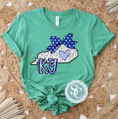 New blue bow Kentucky shirt! Design will be pressed onto a Kelly green tshirt unless otherwise noted! See colors for colors. Youth and toddler sizes have limited color options! message us for other available colors in those sizes!  Unisex Sizing!  🔹T SHIRTS🔹 Toddler 2T-5T Youth XS- Youth XL Adult S-XL Adult 2X Adult 3X 🔹LONG SLEEVE & SWEATSHIRTS🔹 Toddler 2T-5T Youth XS- Youth XL Adult S-XL Adult 2X Adult 3X If you would like to request a custom order,   please send us a message! Cotton T-shirt With Polka Dot Pattern And Short Sleeves, Polka Dot Cotton T-shirt With Short Sleeves, Polka Dot Short Sleeve T-shirt For Spring, State Tshirts, Kentucky Sweatshirt, Kentucky Shirts, Green Preppy, Bow Shirt, Bow Shirts