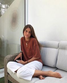 Summer Corduroy Pants Outfit, Coastal Boho Style Clothing, Summer Capris Outfits, Comfy Nice Outfits, Garment Friendly Summer Outfits, Minimalist Clothing Style, Billabong Style, Mission Fits, Model Pose