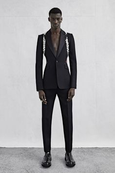 Alexander Mcqueen Spring 2023, Alexander Mcqueen Menswear, Alexander Mcqueen Fashion, Menswear Runway, Alexander Mcqueen Men, Couture Runway, Black Suit, Menswear Collection, Spring 2023