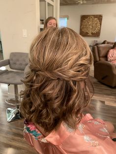 Mother Of The Bride Hair Fine Hair, Debut Hairstyles Short Hair, Mob Hair Styles Shoulder Length, Half Up Mother Of The Bride Hair, Mother Of Bride Hairstyles Half Up, Mother Of Bride Makeup Natural, Mother Of The Groom Hairstyles Medium Wedding Mom Hair, Mother Of The Bride Hair Medium