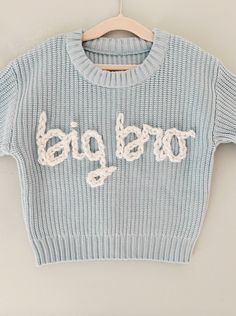 The perfect big brother gift! Sample shown is a sweater in ice blue with white embroidery, all lowercase only. *If you're looking for a specific sweater or yarn color, please send me a message and I can source it for you. TO ORDER -Select size and sweater color via the drop down menus -In the personalization box, leave embroidery color SIZING AND FIT -All sweaters are an OVERSIZED fit, perfect for watching baby grow throughout their first year, layering, or having a long lasting, heirloom piece. Leave Embroidery, Baby Announcement Big Brother, Big Bro Shirt, Big Brother Announcement, Big Brother Gift, Pull Bleu, Big Brother Shirt, Brother Shirts, Burlap Crafts