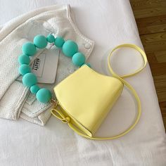 Sac à bandoulière en cuir jaune de qualité, de forme géométrique et orignal. Vous ne passerez pas inaperçue lorsque vous vous baladerez avec ce sac à main. Yellow Bucket Shoulder Bag With Detachable Handle, Trendy Yellow Bucket Bag With Detachable Strap, Trendy Yellow Satchel With Large Capacity, Trendy Large Capacity Yellow Satchel, Summer Yellow Satchel With Large Capacity, Yellow Handheld Satchel With Large Capacity, Yellow Large Capacity Satchel For Summer, Yellow Bucket Bag With Detachable Handle, Yellow Bucket Bag Tote With Detachable Handle