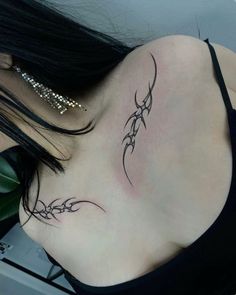 Tato Grunge, Upper Back Tattoos, Grunge Tattoo, Bone Tattoos, Muster Tattoos, Chest Tattoos For Women, Collar Bone Tattoo, Dream Tattoos, Elegant Tattoos