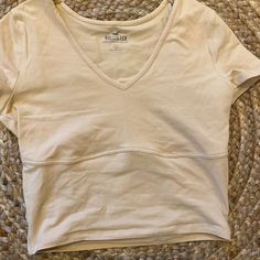 Hollister Seemed V-Neck T-Shirt Light Brown New With Tag Hollister Logo, Burgundy Shorts, Hollister Shorts, Orange Shirt, Hollister Tops, Crop Shirt, Infant Tees, Hollister, Pretty Outfits