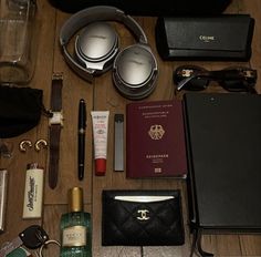 Mochila Edc, Everyday Bag Essentials, Inside My Bag, Purse Essentials, Handbag Essentials, Mia 3, What In My Bag, Bag Essentials, Bags Aesthetic