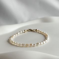 "Our simple, minimalist 14k Gold Filled Pearl Bracelet is a perfect everyday look. Whether you are going to work, date night or a girls night out, this dainty gemstone bracelet is an ideal staple piece for your jewellery collection.  SIZING  Please measure your wrist and choose the size according to the style of fit you prefer. If you don't know your size or if it is a gift for a loved one, you can choose to add an extender and it will be made 6\" with a 2\" extender.  If you do not see your size please just message me. I am happy to help!   MATERIALS & COMPONENTS * Made with natural baroque seed keshi pearls, and your choice of either 925 Sterling Silver or 14k Gold Filled clasp  * Tarnish resistant * Skin friendly * 3-4mm pearls  * Choose your own size or if you don't know your size or i Pearl Clasp, Chunky Pearls, Jewellery Wedding, Pearl Accessories, Simple Pearl, Bracelet Simple, Pearl Jewellery, Clasp Bracelet, Heart Shaped Earrings