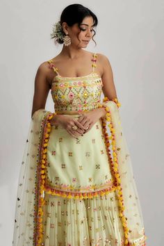 Strappy Sharara Suit, Backless Indian Outfit, Indian Sweet 16 Outfits, Mehendi Simple Outfit, Beach Wedding Indian Outfit, Indian Shaadi Outfits, Roka Outfits For Sister, Ganpati Outfits, Mehndi Outfit Bridal Indian