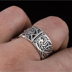 💎 Rune Viking Raido authentique 💎 Représente le chemin de vie et le voyage 💎 Situé dans un cadre authentique de style Mammen 💎 Un savoir-faire artisanal d'expert 👑Ce produit peut être fabriqué en or (Contactez-nous)  Que représente ce bijou?     Cette bague en argent massif dramatique présente la rune Raido, qui est le symbole phonétique de R dans Elder Futhark, et représente également l'idée d'une route, d'un chemin ou d'un voyage. La rune est souvent utilisée pour représent Raido Rune, Mammen Style, Rune Viking, Runic Alphabet, Elder Futhark, Viking Ring, Jewelry Workshop, Ragnar Lothbrok, Viking Jewelry