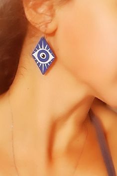 Wear one of a kind blue evil eye on your ears!  3D PLA printed and hand-painted evil eye modern boho style earrings. Original design earrings as it is my own idea inspired by evil eye artworks.  Designed, printed and painted by myself.  Unique and beautiful piece of bohemian-inspired jewelry that combines modern technology with traditional craftsmanship. Each pair of earrings is made from eco-friendly PLA material, a plant-based plastic that is biodegradable and sustainable. It features an origi Diy Thread Earrings, 3d Print Jewelry, Evil Eye Hand, Eyes Artwork, Eye Symbol, Peacock Earrings, Boho Style Earrings, Hand Painted Earrings, Rectangle Earrings