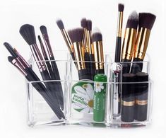 Los 13 organizadores de maquillaje que te ayudarán a tenerlo todo muy ordenado (y a mano) Acrylic Makeup Organizers, Cosmetics Display Stand, Cosmetic Organiser, Clear Makeup Organizer, Acrylic Organizer Makeup, Makeup Organizers, Eye Details, Makeup Brush Holder, Cosmetic Brush