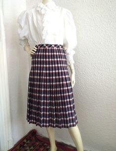 70s does 40s-50s pleated skirt, checkered preppy skirt, spring accordion skirt, secretary skirt, 38 size, high waist retro skirt, casual midi A-line skirt,45% wool and 55% polyester, lining is 100% acetat. Good vintage condition but the item is not dry clean SLENDOR brand measurements lying flat : waist :34 cm (13,5 inches) hips :43 cm (17inches) total lenght :72 cm (28,5 inches) Accordion Skirt, Preppy Skirt, Retro Skirt, Skirt Casual, A Line Skirt, A Line Skirts, Pleated Skirt, High Waist, A Line