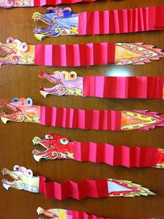 simple dragon craft, kids color in pre-drawn head and tail then accordion fold a red piece of construction paper for the body Boy Craft, New Year Diy, China Crafts, New Year Art