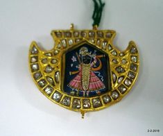 20kt Vintage Antique tribal gold jewelry pendant necklace from Rajasthan India. great handmade design good for jewelry collection.Subject of this pendant is Hindu God Shreenath Ji (krishana).Note - Pendant is filled with wax. Please check pictures carefully for more detail.weight approx - 11 gramssize - 3.4/4.4 cmmaterial - 20k yellow gold, kundan polky, wax inside. Traditional Yellow Gold Kundan Necklace Gift, 22k Gold Kundan Pendant Necklace For Diwali, Hallmarked Kundan Necklace Gift For Diwali, Meenakari Temple Necklace For Diwali Gift, Yellow Gold Temple Necklace With Cutdana For Gift, Diwali Gift Temple Necklace With Meenakari, Diwali Gift Meenakari Temple Necklace, Hallmarked Kundan Pendant Necklace As Gift, Traditional 22k Gold Kundan Necklace As Gift