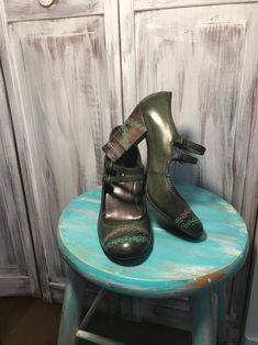 Women's shoe with heels - mary janes - hand painted upcycled shoes - dark green and brown color - size 7 1/2 us - insoles 9 1/2 inches heels 3 1/2 inches - refashioned by Lilisoleil in Quebec Canada Mary Jane High Heels With Rubber Sole, Green Heels With Leather Sole And Round Toe, Green Retro Closed Toe Heels, Green Closed Toe Retro Heels, Retro Green Closed Toe Heels, Green Retro Heels With Round Toe, Retro Green Heels With Round Toe, Retro Green Round Toe Heels, Vintage Almond Toe Green Heels