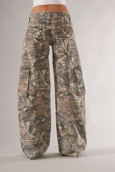 Introducing our Versatile Camo Cargo Pants, wrapped in a camouflaged design for those who appreciate a blend of style and practicality. Specifications: Size: Available in a range of sizes to ensure a comfortable fit for all customers. Material: Crafted from a durable blend of fabrics that withstand regular wear and maintain their form. Special Features: Equipped with multiple pockets, these pants offer practical storage space for essentials. Technical Specifications: The perfect cut provides eas Alledaagse Outfit, Revice Denim, Camo Cargo Pants, Rock Outfit, Outfit Inspo Casual, Camo Pants, School Looks, Mens Dress Pants, Pantalon Cargo