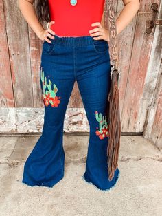 Dark wash jeans with cactus embroidery. This high waist flare denim jeans with elastic band are a perfect fit for all the western style lovers ! Sizes: Small, Medium, Large Bell Bottom Jeans Outfit Country, Bell Bottom Jeans Outfit, Cactus Embroidery, Flare Denim Jeans, Denim Flares, Dark Wash Jeans, Wash Jeans, Western Style, Bell Bottoms