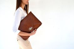 Embrague cuero de Brown / caja del ordenador portátil por AnaKoutsi Luxury Brown Envelope Clutch, Elegant Brown Briefcase As A Gift, Modern Brown Clutch As Gift, Modern Brown Clutch For Gift, Modern Brown Clutch For A Gift, Modern Brown Clutch Perfect For Gifts, Elegant Briefcase With Laptop Sleeve, Chic Briefcase With Laptop Sleeve, Chic Brown Clutch For Gift