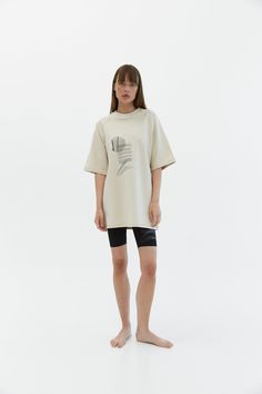 Oversized unisex t-shirt. The soft and breathable cotton material ensures all-day comfort, while the oversized fit that is flattering on all body types. Features a unique print in PLUTO edition. Blends perfectly with leggings and cycle shorts from PLUTO edition. Material: 95% cotton, 5% elastane Model wears: L sizeModels height: 177 cm Spring Raglan Sleeve T-shirt For Loungewear, Casual Oversized Activewear For Spring, Oversized Spring Athleisure Activewear, Relaxed Fit Raglan Sleeve T-shirt For Loungewear, Sporty Organic Cotton T-shirt For Spring, Athleisure Raglan Sleeve Tops For Streetwear, Summer Oversized Athleisure T-shirt, Oversized Relaxed Top With Graphic Print, Relaxed Oversized Top With Graphic Print