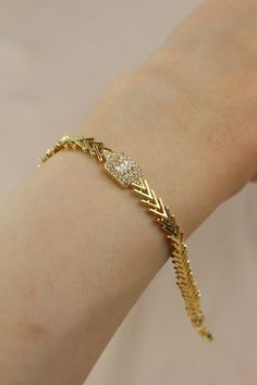 This elegant stainless steel bracelet combines durability with sophistication. Perfect for daily wear, it stands out with its unique design.  With its minimalist and modern design, it complements any outfit perfectly. Comes in a beautiful gift package. Indian Gold Bracelet Designs, Unique Gold Chain Design For Women, Unique Bracelet Design For Women, Adjustable Modern Cubic Zirconia Bracelets, Adjustable Modern Cubic Zirconia Chain Bracelet, Modern Adjustable Cubic Zirconia Chain Bracelet, Dainty Metal Bangle, Modern Metal Diamond Bracelet As A Gift, Minimalist Gold Plated Chain Bracelet