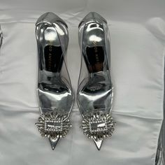 Bnib Good American Cinderella Glass Heel With Rhinestone. Never Worn. Brand New. New With Box And Dust Bag. Gorgeous Shoe. Crystal Heels For Events, Chic Crystal Heels For Formal Occasions, Formal Crystal Heels With Bling, Elegant Silver Crystal Heels, Formal Clear Heels With Rhinestones, Embellished Shoe Clips For Evening, Glamorous Evening Shoe Clips With Rhinestones, Glamorous Silver Shoe Clips With Pointed Toe, Silver Crystal Heels With Pointed Toe