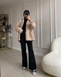 Casual Outfits Hijabis, Hijab Fashion With Jeans, Hijabi Black Jeans Outfit, Styling Hijab Fashion, Cute Modest Outfits Hijab, Fashion Outfits For Hijab, Hijabis Black Outfit, Fashion Outfits For Muslims, Bootcut Hijab Outfit