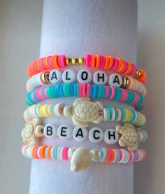 Preppy hawwai beach bracelet’s 🌸💕 Saratoga Springs Utah, Clay Bead Bracelets, Beachy Bracelets, Homemade Bracelets