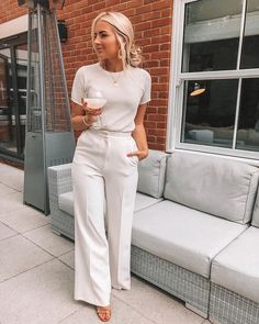 Neutral Ladies Outfits, Summer Business Dresses For Women, California Work Outfits, 2023 Europe Fashion Trends, Work Outfit Jeans Summer, Meeting Attire For Women, Miami Business Casual Women, Spring2023 Fashion, Summer Professional Outfit Work Attire