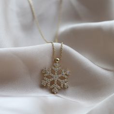 14K Real Gold Snowflake Covered Zircon Gemstone Handmade Necklace Minimal Special Design Valentine's Day Christmas Gift for Women ⓂMaterials & Specifications : Necklace Chain Lengths : 42 cm (16.5 in) 44 cm (17.3 in) 46 cm (18.1 in) 48 cm (18.8 in) Snowflake Pendant Width : 1 cm (0.39 in) Snowflake Pendant Length : 1 cm (0.39 in) Handmade Item Special Design Elegant Winter Jewelry As Gift, Christmas Party Jewelry With Cubic Zirconia, Cubic Zirconia Necklace For Christmas, Christmas Gift Cubic Zirconia Necklace, Snowflake Jewelry For Holiday Gifts, Sparkling Snowflake Jewelry For Gifts, Holiday Snowflake Jewelry For Gift, Snowflake Shaped Holiday Jewelry Gift, Holiday Snowflake Jewelry Gift