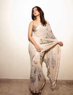 Raashi Khanna, Floral Print Sarees, Modern Saree, Saree Poses, Saree Photoshoot, Dress Indian Style, Stylish Sarees, Saree Dress, Saree Look