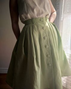 Une jolie jupe midi à gros plis très vintage. La jupe se ferme sur le devant avec des boutons recouvert dans le même tissu. Elle n'est pas doublée, et évidement, elle possède des poches ;) ! Modèle unique et fait main. Pensez à bien vous mesurez avant de commander. Les mesures peuvent varier de 1 à 2 cm. Et surtout n'oubliez pas que vous avez besoin de quelques cm en plus pour être à l'aise dans votre vêtement ;) Mensurations: Longueur : 62 cm Longueur totale: 66 cm Tour de taille: 72 cm 100 % l Fitted A-line Bottoms With Buttons, A-line Fitted Bottoms With Buttons, Spring A-line Bottoms With Button Closure, Retro Spring Midi Pleated Skirt, Relaxed Midi Skirt With Buttons, Cottagecore Full Skirt Fitted At Waist, Vintage Full Skirt Bottoms With Buttons, Vintage Pleated Lined Skirt For Spring, Vintage Lined Pleated Skirt For Summer