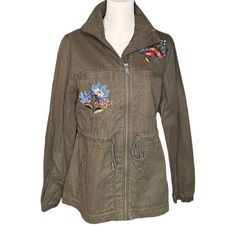 Old Navy Women's Olive Green Floral Embroidered Utility Field Cargo Jacket - New With Tags! Size Small, The Approximate Measurements Are As Follows: Armpit To Armpit- 19" Waist- 36" Sleeve Length- 26" 100% Cotton Cargo Jacket, Old Navy Women, Navy And Green, Favorite Things List, Vest Jacket, Olive Green, Old Navy, Jackets For Women, Jackets & Coats