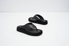 leather throng sandals. leather upper throng toe wedge heel: 1.25' ( 3cm )