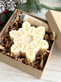 "This Snowflake gift box will be perfect little holiday gift for everyone on your list. A practical high quality handmade gift for teachers, coworkers, corporate gift and everyone else that you want to gift but do not want to break the budget.  Snowflake soap gift set can be purchased with or without a natural Cocoa butter lip balm or without giftbox. Please choose your selection at the drop-down menu. (Price will vary by selection) Packaged nicely in ecofriendly Brown Kraft gift box ready to gi Spa Christmas Gift Ideas, Christmas Soap Packaging, Holiday Product Photography Ideas, Soap Gift Box Ideas, Soap Wrapping Ideas, Christmas Soap Ideas, Christmas Soap Gift, Snowflake Soap, Christmas Soaps