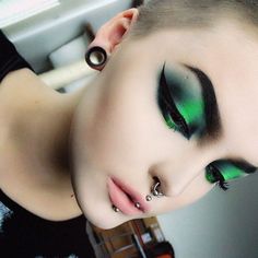 Eye Makeup Glitter, Drag Make-up, Beauty Rules, Eyeliner Tattoo, Green Makeup, Gothic Makeup