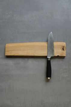 Magnet Messerleiste aus Vogelbeere mit einem Santoku Messer. Knife Block, Design