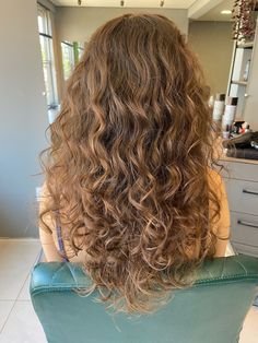 Feathered Layers Long Hair Curly, Layered Wavy Haircuts Natural Curls, Permed Wavy Hair, Long Curly Hair Cuts With Layers Natural Curls, Long Wavy Hair Cuts With Layers, Wavy Hair Highlights, Naturally Wavy Hair Cuts, Natural Curly Hair Cuts, Highlights Curly Hair