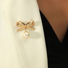 Add a touch of elegance to any outfit with our Gold Bow Pearl Brooch. Featuring a beautiful combination of pearls and a shimmering gold bow, this brooch is perfect for adding some extra style to your favorite sweater or blouse. This Women's Brooch makes a great Gift for Her on any occasion.👌 M A T E R I A L• Gold-plated Brass• Resin Pearls• This product is hypoallergenic (nickel free) and tarnish resistant📏 S I Z E• Length: 3.3 cm (1.30 inch)• Width: 3.3 cm (1.30 inch)• Weight: 6.1 g✨ C A R E Sweater Brooch, Accessoires Iphone, Bow Brooch, Scarf Rings, Pearl Pin, Retro Jewelry, Pearl Brooch, Bow Design, Gull