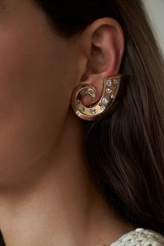 Product Details Available in 14kt gold plated brass or Rhodium plated brass Earrings measure approx. 28mm from top to bottom and 44mm wide Product weight 13.6 grams per earring Clip on Closures Sold as a pair Size & Fit Model is 5' 9 1/2" with a 34" bust and 24" waist Product Care: METAL: Use a soft cloth to gently wipe clean, then remove any remaining impurities with mild diluted soap. Rinse with warm water and dry thoroughly before storing in the provided jewelry pouch. Do not use abrasive cle Luxury Brass Clip-on Jewelry, Luxury Clip-on Brass Jewelry, Gold Plated Plug Earrings For Anniversary, Luxury Gold Ear Cuff, Rose Gold Brass Earrings For Anniversary, Single Brass Rose Gold Earring, Single Rose Gold Brass Earring, Anniversary Rose Gold Brass Earrings, Rose Gold Pierced Brass Earrings