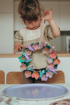 Upcycling-Deko 🌷: Ein Blumenkranz aus Eierkartons. Süße als Türkranz, oder Geschenk. ⁠ Upcycling decoration 🌷: A flower wreath made from egg cartons. Cute as a door wreath, or gift.... ⁠ #nuukk #blumenkranzauseierkarton #upcyclinggeschenk #upcycling #recycling #muttertagsgeschenk #geschenkfüroma #blumenkranz #flowerwreath #bastelnmitkindern Montessori Diy, Something Funny, Egg Cartons, Egg Carton Crafts, Hairstyles Kids, Hairstyles For, Homeschool Art, Funny Christmas Cards, Wonderful Time Of The Year