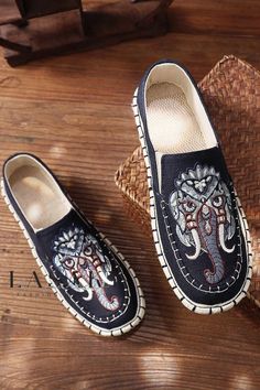 Lasaky - Artisanal Beijing Hanfu Shoes: Exquisite Embroidered Soles and Graceful Casual Driving Loafers Hanfu Shoes, Heels Patterns, Animal Shoes, Dressing Style, Driving Loafers, Animal Canvas, Artisan Craft, Beijing, Loafers Men