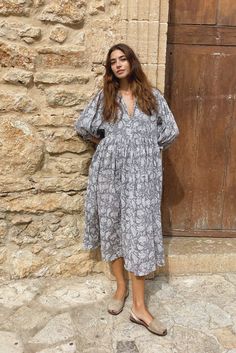 Bohemian Flowy Midi Dress With Gathered Sleeves, Bohemian Dresses With Billowy Gathered Sleeves, Bohemian Gray Dresses For Fall, Gray Bohemian Dresses For Fall, Gray Bohemian Dress For Fall, Bohemian Midi Dress With Gathered Sleeves For Beach, Goa Dress, Dresses Pregnant, Mum Style