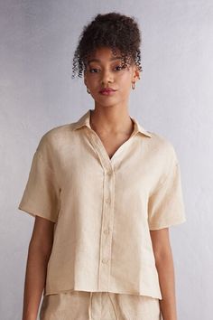 Shirt in pure linen that can be used either as a top with jeans or as a comfortable pajama top. Linen Short Sleeve Tops For Daywear, Short Sleeve Linen Tops For Daywear, Casual Flax Button-up Top, Collared Linen Tops For Daywear, Beige Linen Tops For Vacation, Relaxed Linen Tops For Vacation, Collared Linen Tops, Solid Linen Collared Top, Linen Button-up Tops For Vacation