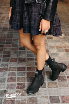 Black Heeled Blundstone Outfit, Outfits To Wear With Blundstone Boots, Blundstone Boots Outfit Women, Rustic Black Blundstone Outfit, Heeled Blundstone Outfit, Blundstone Outfit Dress, Chelsea Boot Outfit Women, Black Blundstone Outfit, Chelsea Rain Boots Outfit