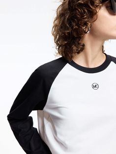 MO&Co. Women's Raglan Sleeves Cotton T-shirt Crafted from pure cotton, experience ultimate comfort. The striking color block design, along with the raglan sleeves and round neckline, exudes chic. The cropped fit pairs perfectly with high-waisted denim for a casual look. Features : - Short cut- Embroidered MC Logo on the chest- Contrast raglan sleeves, crewneck Code: MBD1TEE006The back length of size S is 42.5cmMATERIALS & CARE Material: 100% CottonREMINDER: All items are measured manually. Pleas Cotton Color Block Tops For Athleisure, Athleisure Color Block Cotton Top, Relaxed Fit Crew Neck Tops In Contrast Colors, Color Block Relaxed Fit Tops For Everyday, Contrast Panel Crew Neck Tops, White Raglan Sleeve Athleisure Top, Athleisure Crew Neck Top With Contrast Color, White Raglan Sleeve Tops For Athleisure, Modern Cotton Color Block Tops